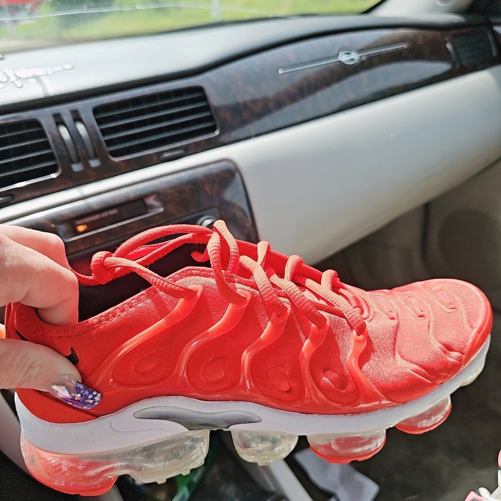 Red vapormax size 8